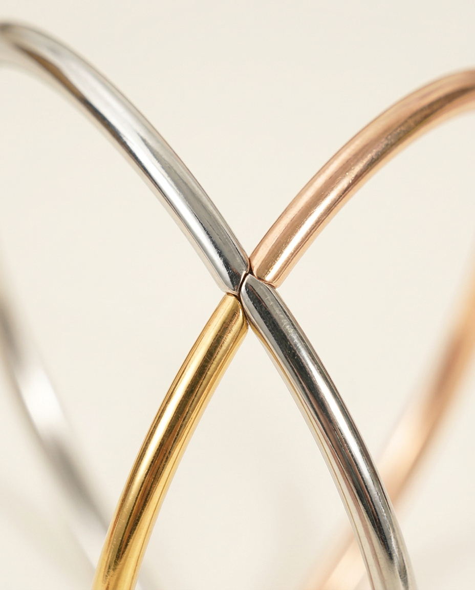 Close-up of the polished surface finish in Metallic