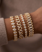 Close-up of the varied link patterns and faceted stones in Gold.
