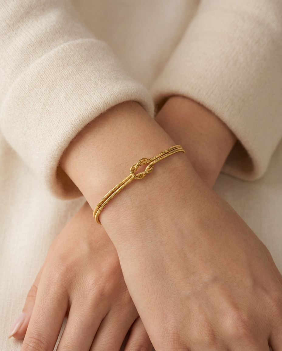Close-up of the center knot in the Gold chain.