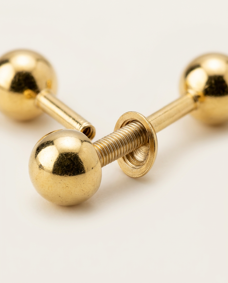 Close-up of the polished ball and post in Gold.