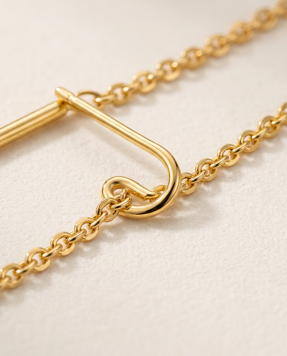Close-up of the fine chain link in Gold.