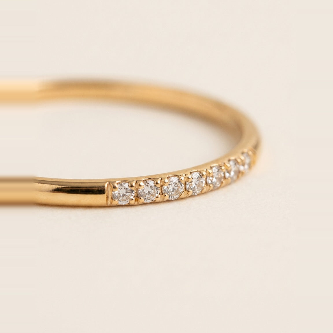 Detail of the plain polished band in Gold.