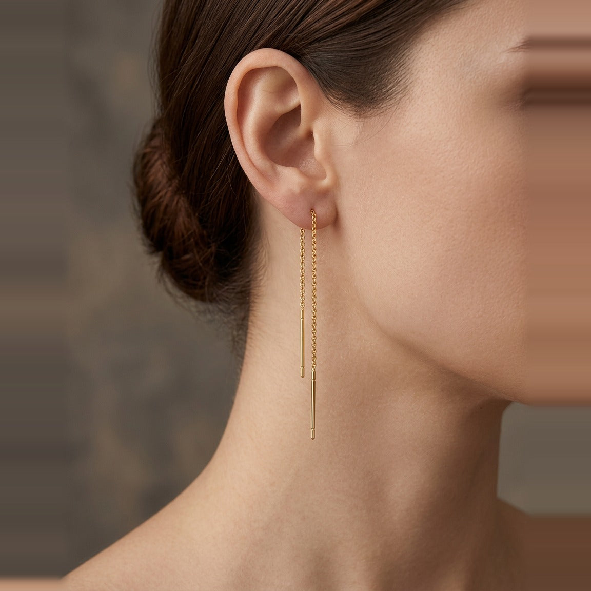 Detail of the bar weight at the end of the Gold chain.